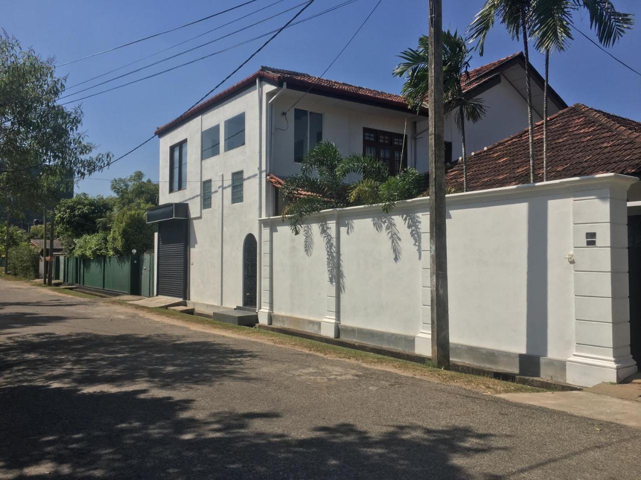 Ice Berg Lägenhet Dehiwala-Mount Lavinia Exteriör bild