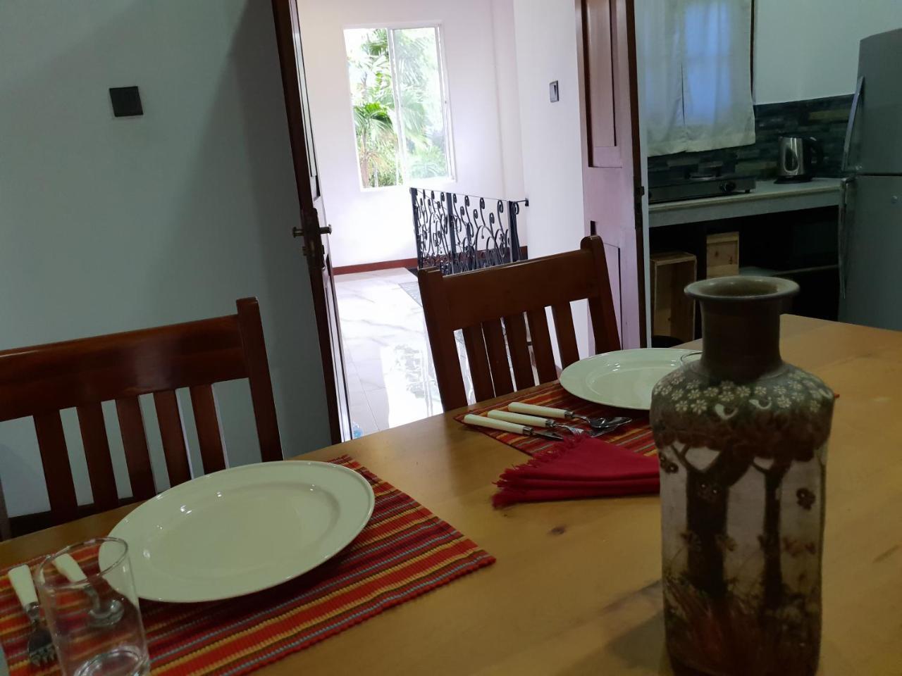 Ice Berg Lägenhet Dehiwala-Mount Lavinia Exteriör bild