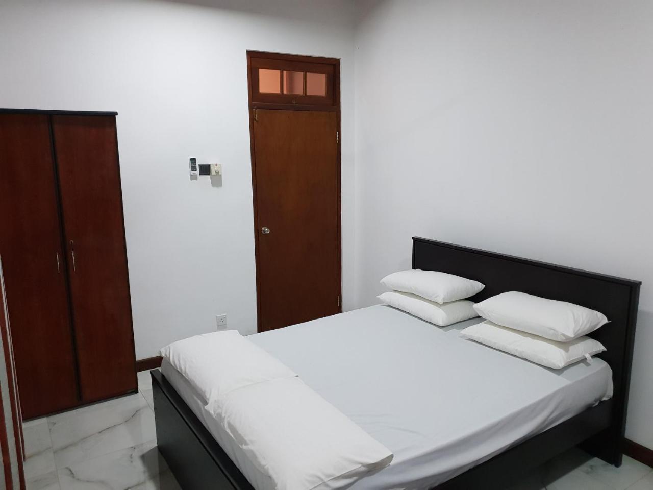 Ice Berg Lägenhet Dehiwala-Mount Lavinia Exteriör bild
