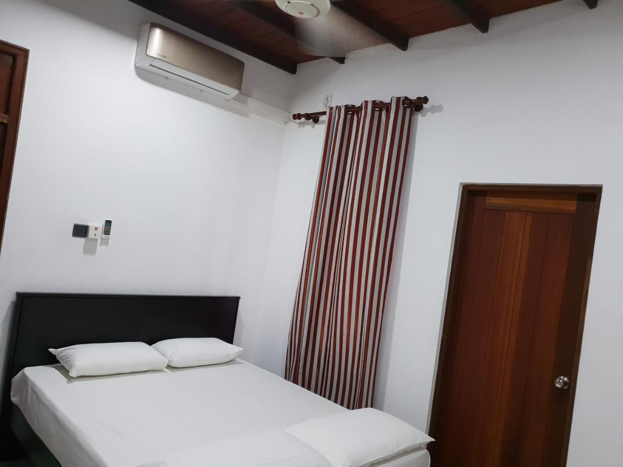 Ice Berg Lägenhet Dehiwala-Mount Lavinia Exteriör bild