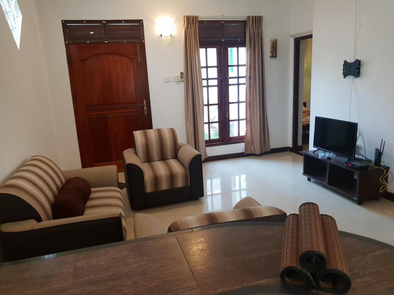Ice Berg Lägenhet Dehiwala-Mount Lavinia Exteriör bild