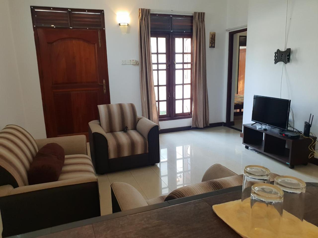 Ice Berg Lägenhet Dehiwala-Mount Lavinia Exteriör bild